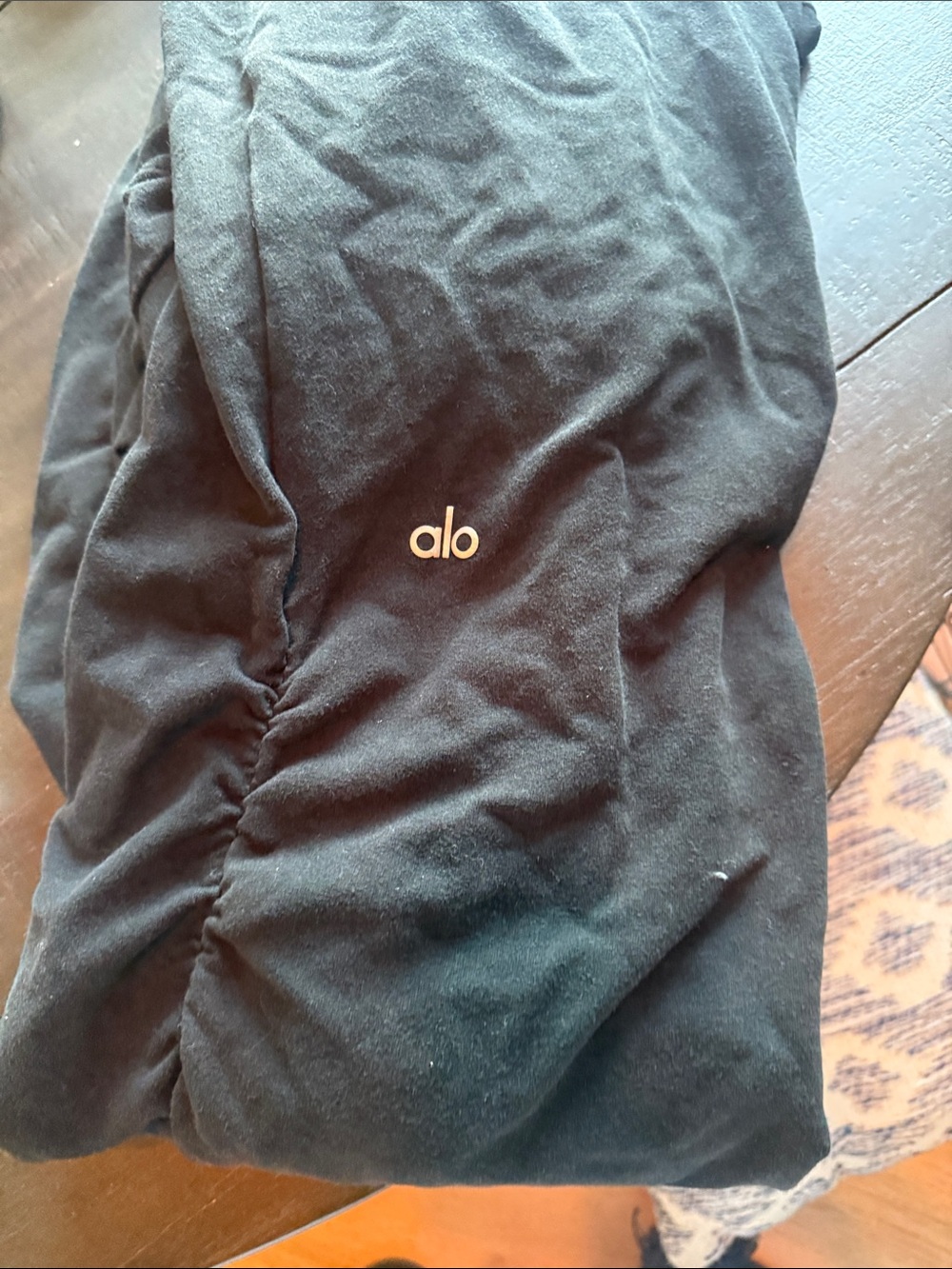 Women’s Alo Black sweatpants with ruched bottoms of pants size Large - Picture 2 of 2